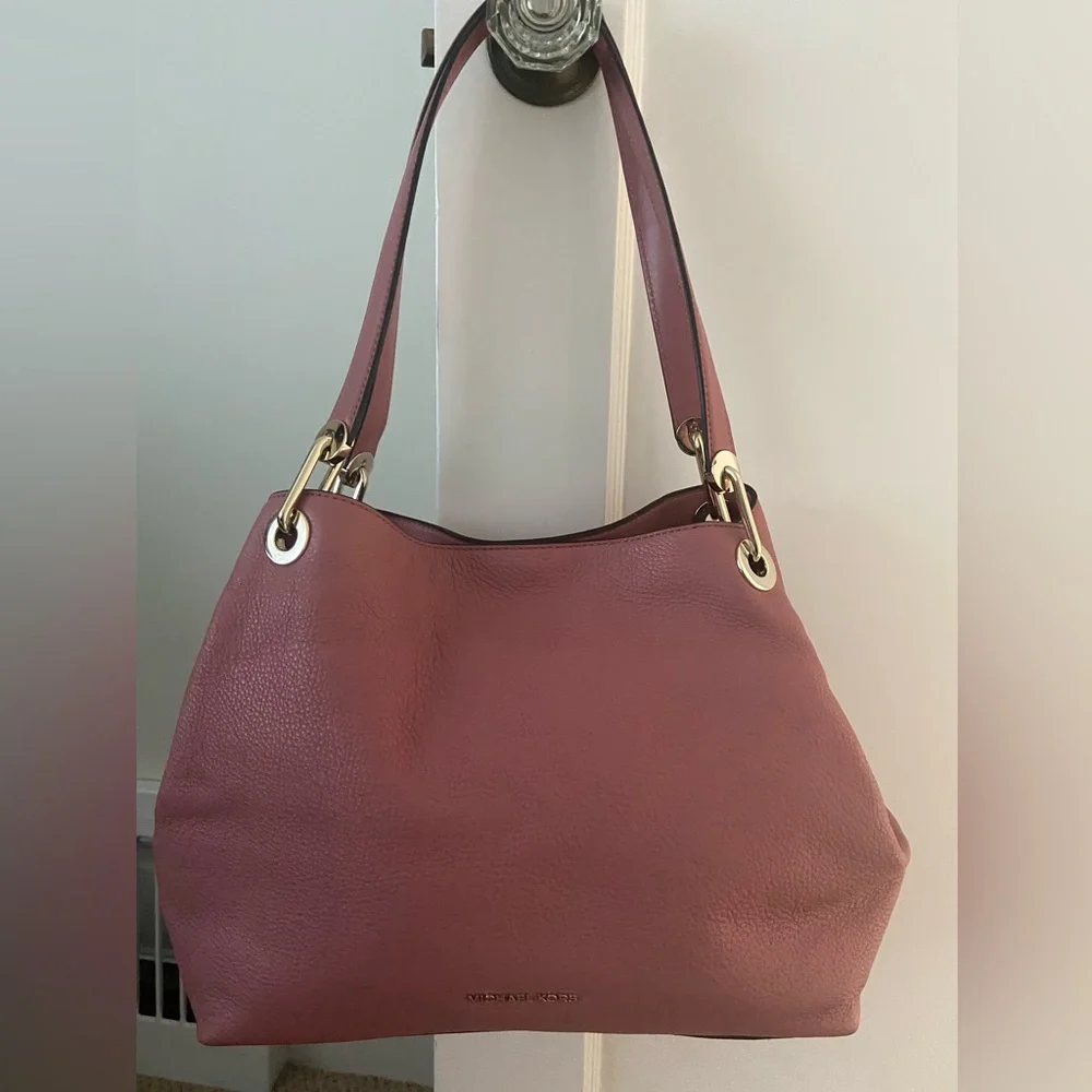 Michael Kors Mauve Shoulder Bag NEW
with Satin Dust bag! Large Suitcase bag! ๐ผ - Picture 1 of 3